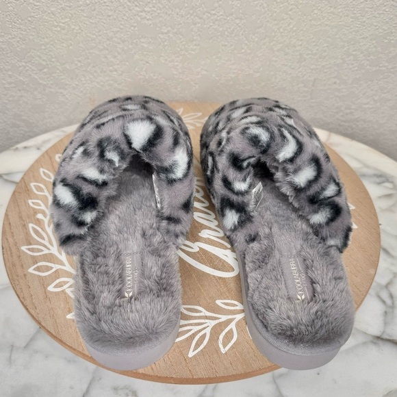 UGG by koolaburra NIB Slippers grey & black animal print,leopard Slide in Size 9 - Picture 3 of 8